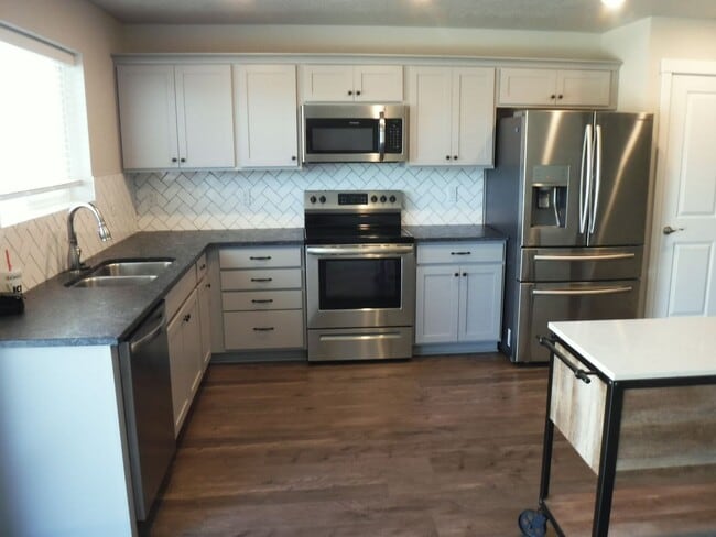 Building Photo - Bright and spacious 3 bed, 2 bath home jus...