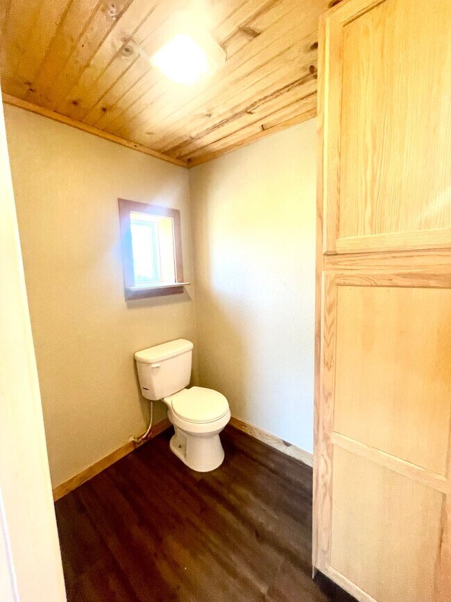 Building Photo - 519 E 7th St