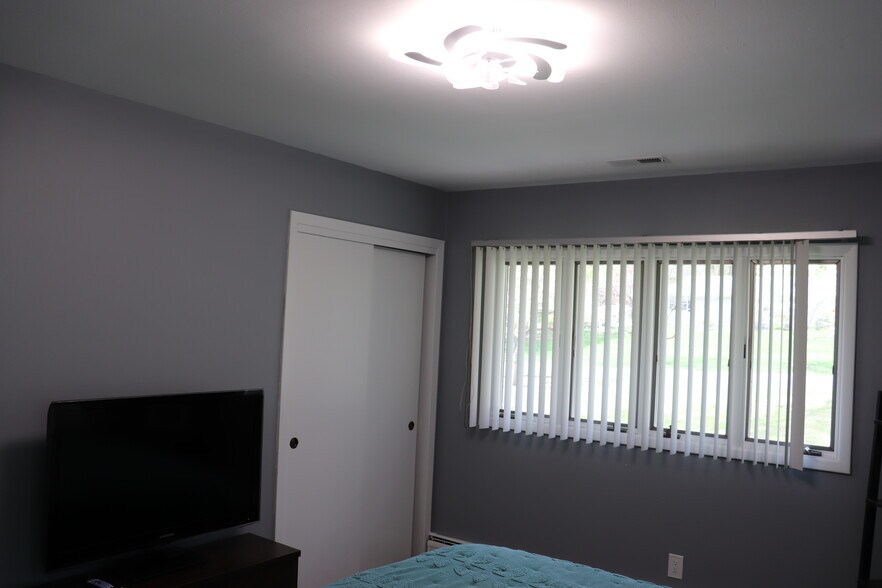 Building Photo - 442 Surrey Ln