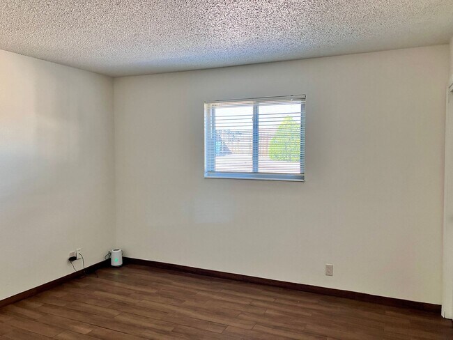 Building Photo - Newly Renovated Close to Intel