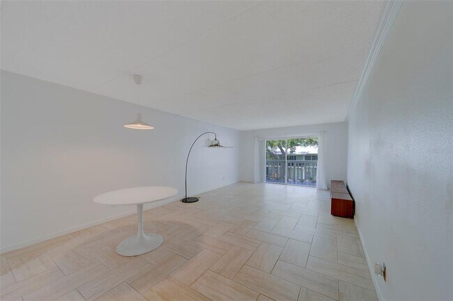 Building Photo - 2944 W Bay Dr