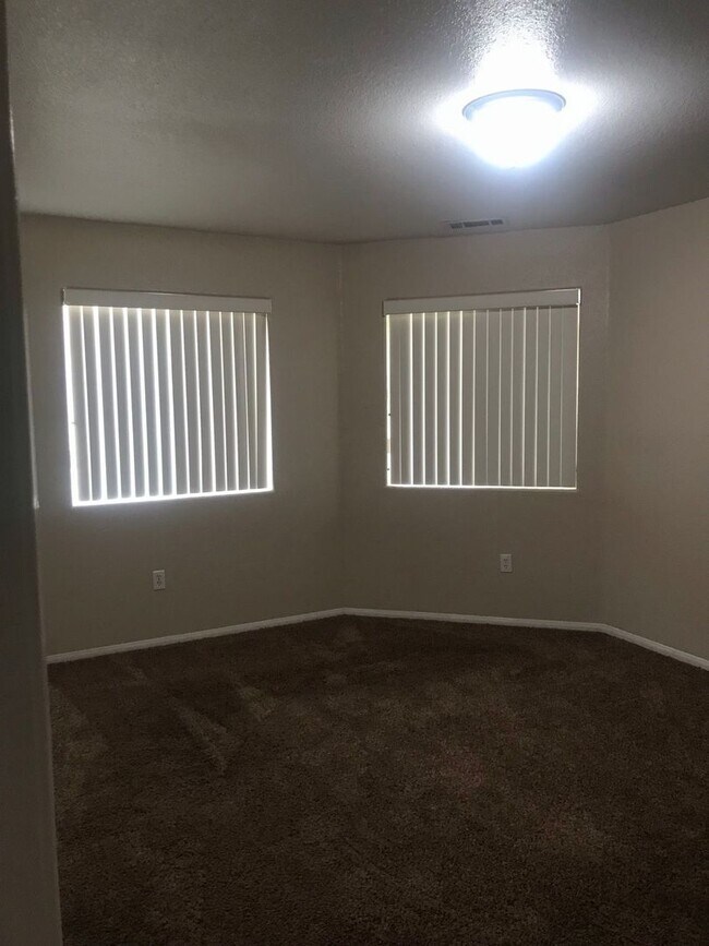 Building Photo - 4 BEDROOM HOME WITH VIEWS, NEAR WAALEW IN SYCAMORE ROCKS AREA OF APPLE VALLEY.