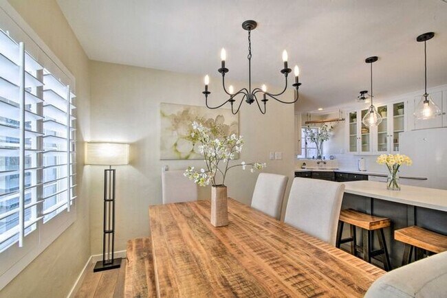 Building Photo - 4 Bed, 3 Bath, stunning home, located in t...