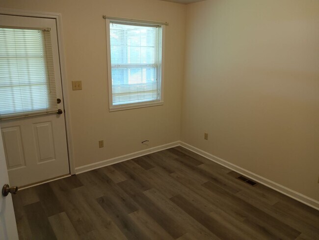 Building Photo - 2 Bedroom / 2 Bath Duplex Gray, TN 37615
