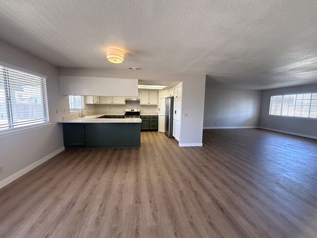 Building Photo - Beautiful House Available Now!!!