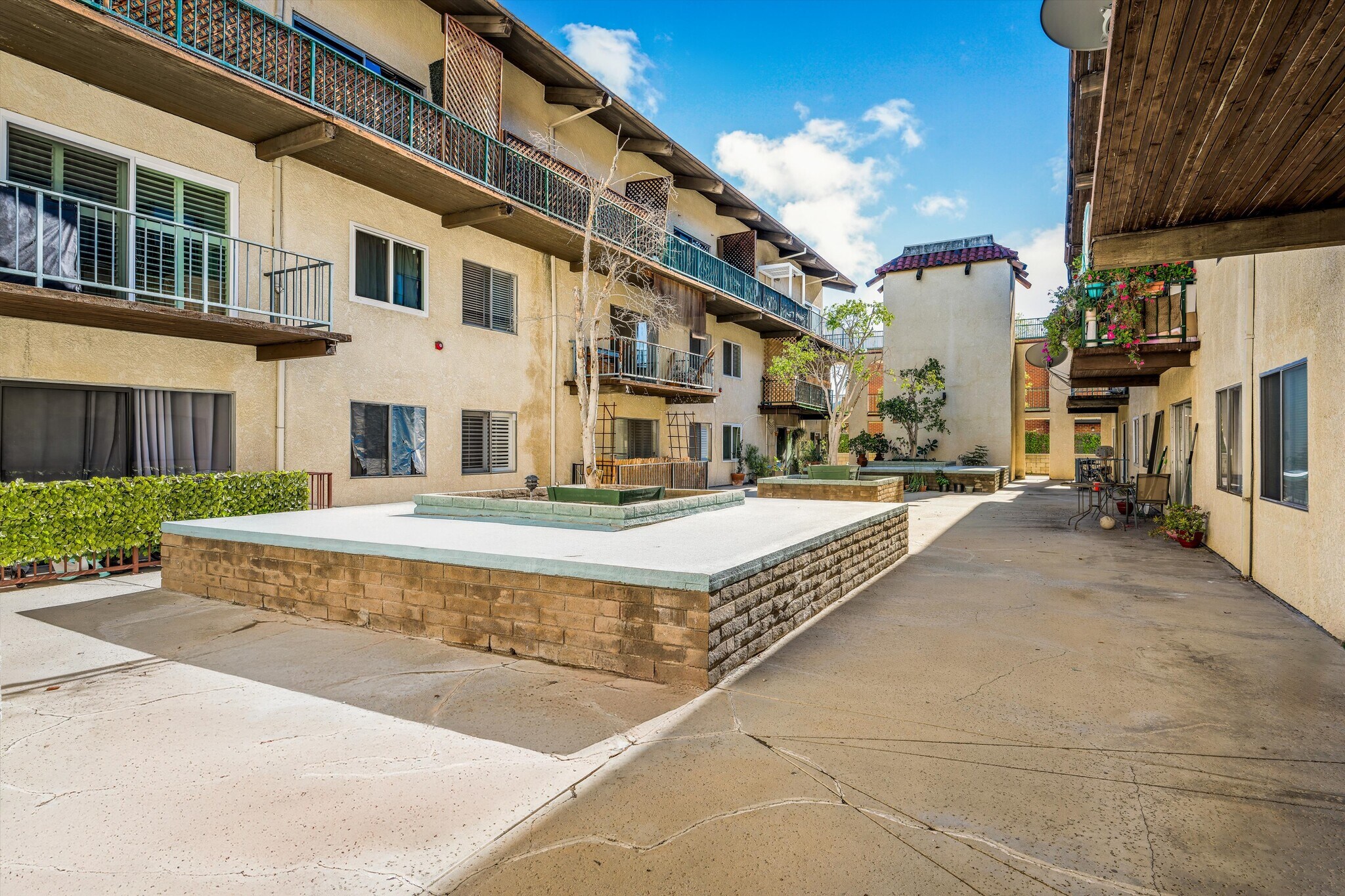 Building Photo - 5460 White Oak Ave