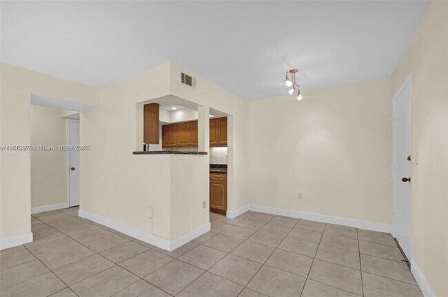 Building Photo - 9392 SW 77th Ave