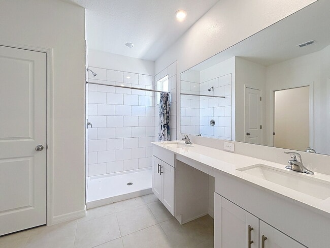 Building Photo - Beautiful New Townhome in The Townes at Cross Creek | New Tampa!
