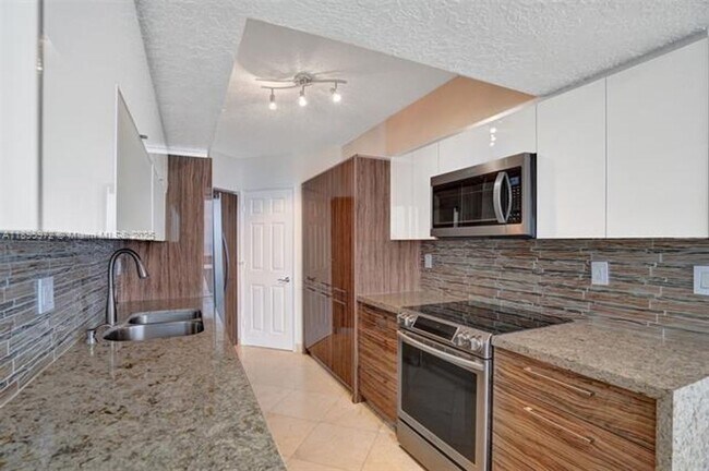 Building Photo - 16711 Collins Ave