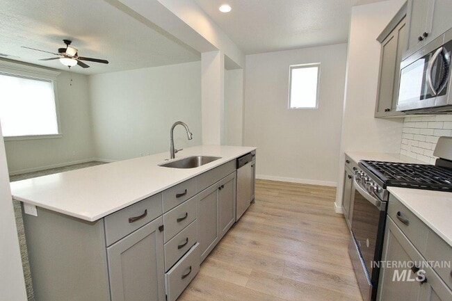Building Photo - Gorgeous, Sparkling Clean Home, 15 Minutes...