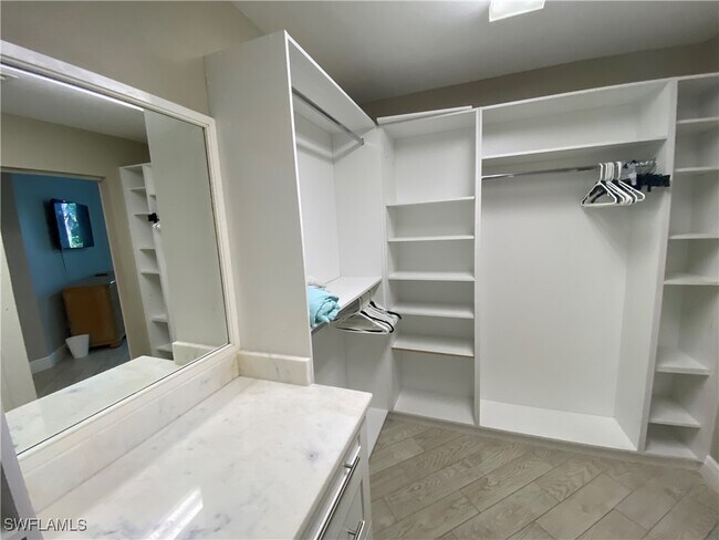 Building Photo - 15200 Cedarwood Ln