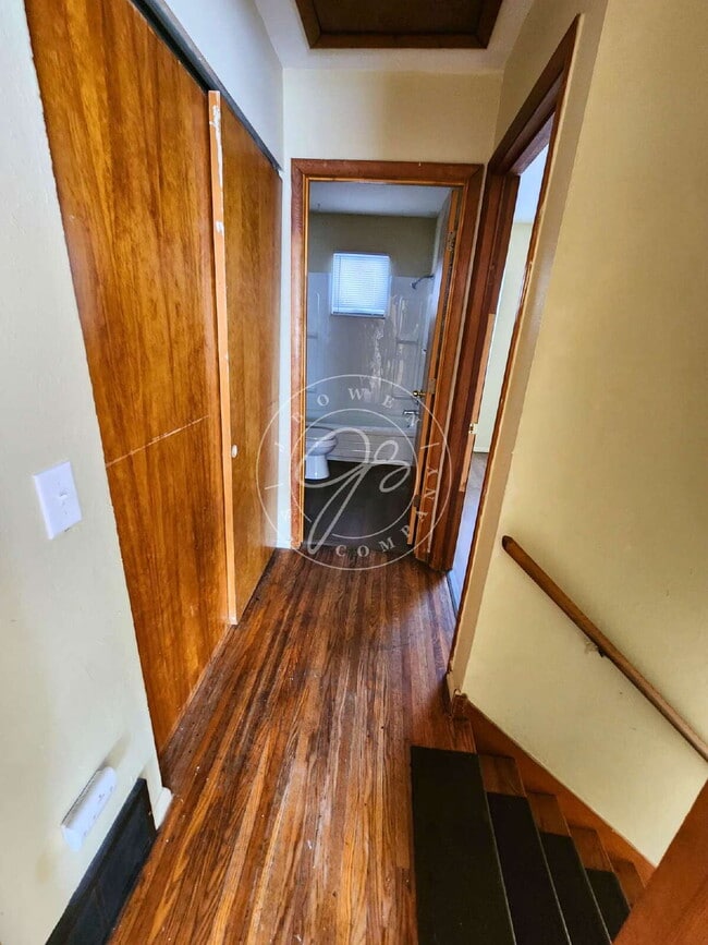 Building Photo - 2 story 2 bed townhome!