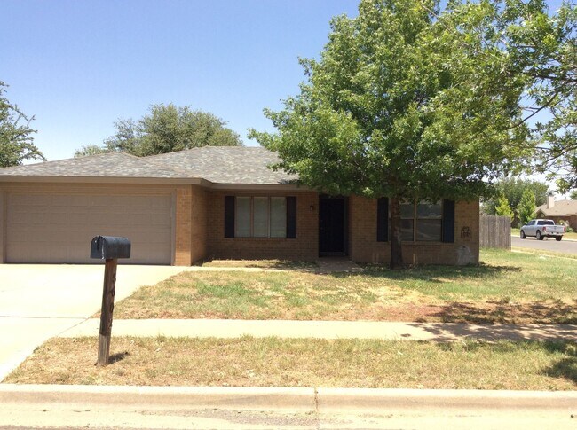 Building Photo - Beautiful 3/2/2 Home Available August!