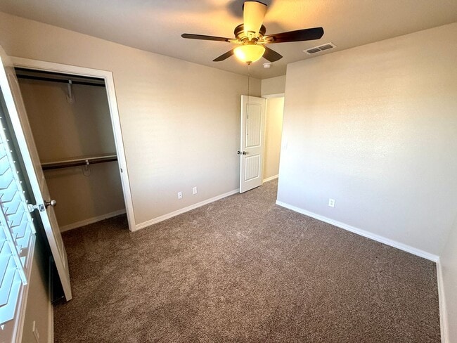 Building Photo - Great 4 Bedroom Home with Drive Through Side Gate! *HOME IS CURRENTLY OCCUPIED, PLEASE DO NOT DIS...