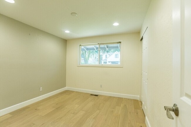 Building Photo - 6832 122nd Ave NE