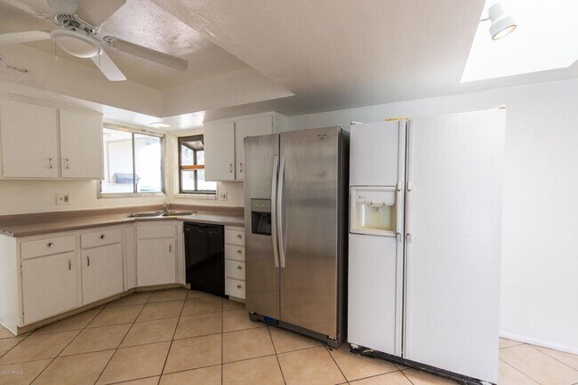 Building Photo - Great Tri-Level home close to ASU