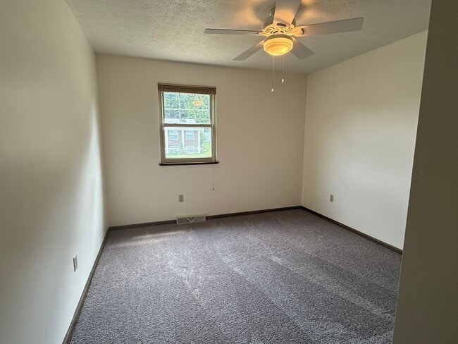 Building Photo - 4 bedroom home - Ross Township