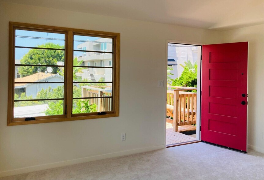 view to entry door from living room - 624 Bonair St