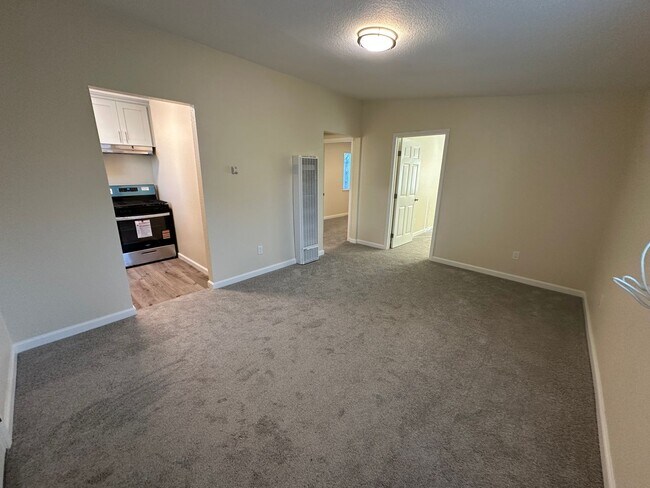 Building Photo - Beautiful Remodeled 2 bed, 1 Bath Back Lot Unit