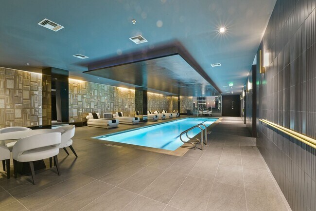 Building Photo - Stunning high rise unit in the affluent River Oaks District!