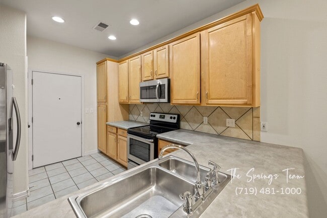 Building Photo - Pinnacle at Cheyenne Mountain Townhome wit...