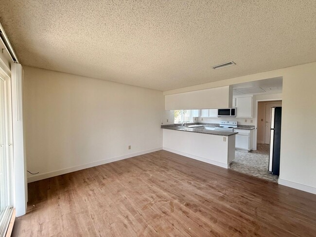 Building Photo - Large Home on Cul-de-Sac!