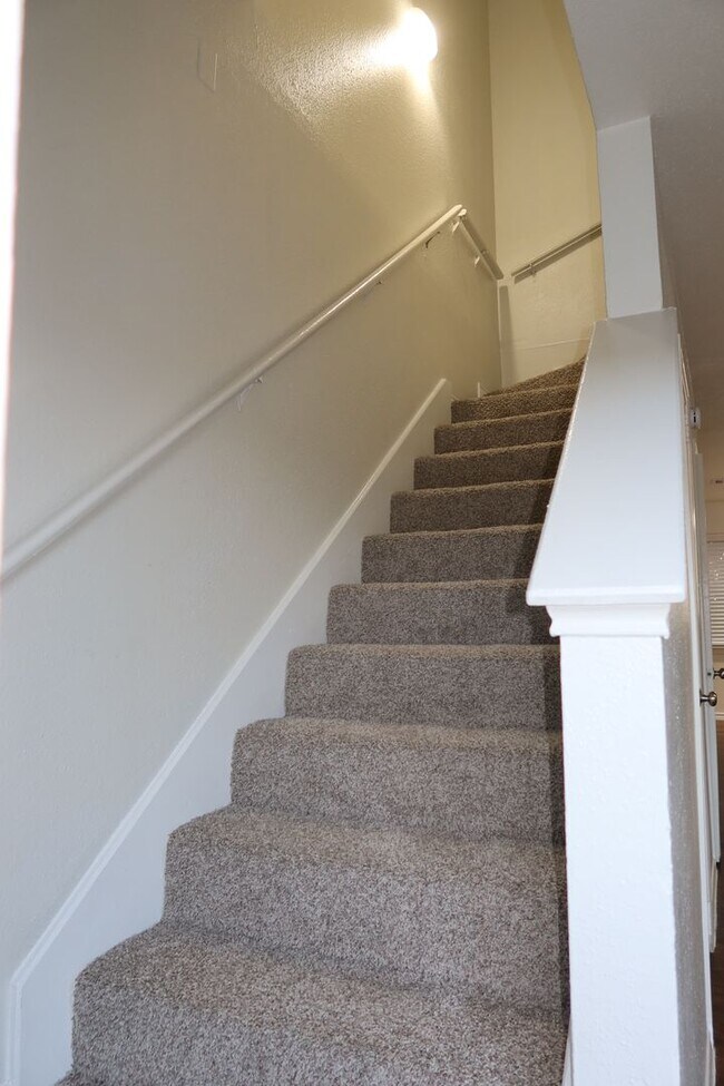 Building Photo - Downtown / Riverside Townhome - 2BD/2.5BA ...