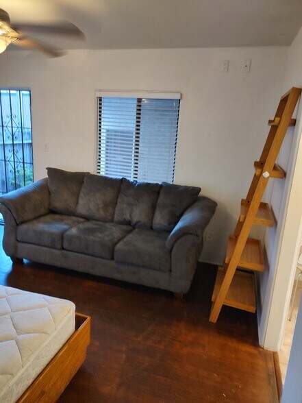 Building Photo - 828 Island Ct