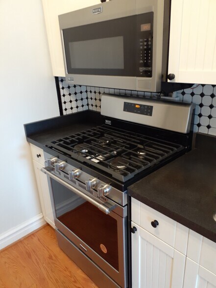 Kitchen - 6101 N Sheridan Rd