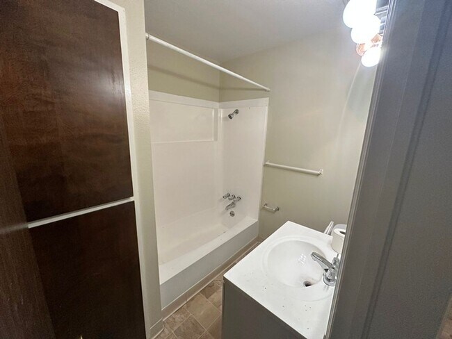 Building Photo - HUGE end-unit townhouse