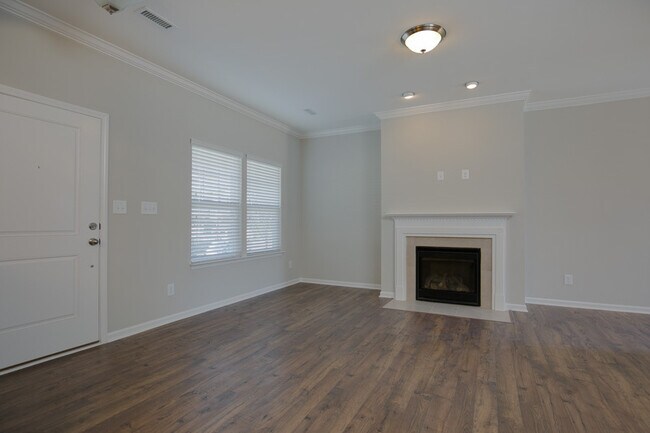Building Photo - Gorgeous End-Unit Townhome with Spacious Layout!