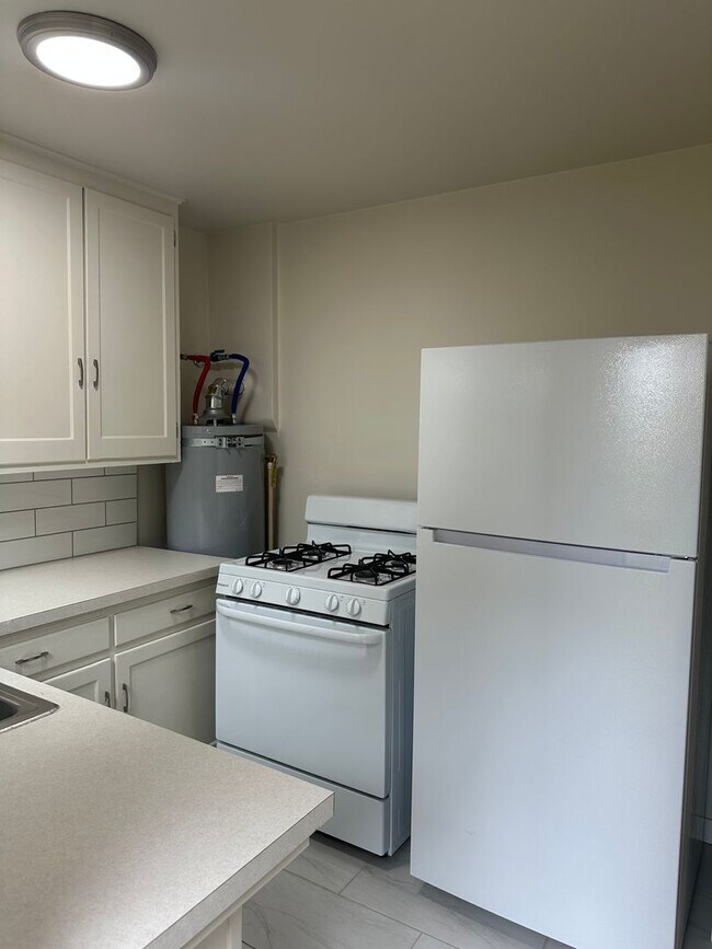 Building Photo - 1/2 Off 2nd Month's Rent