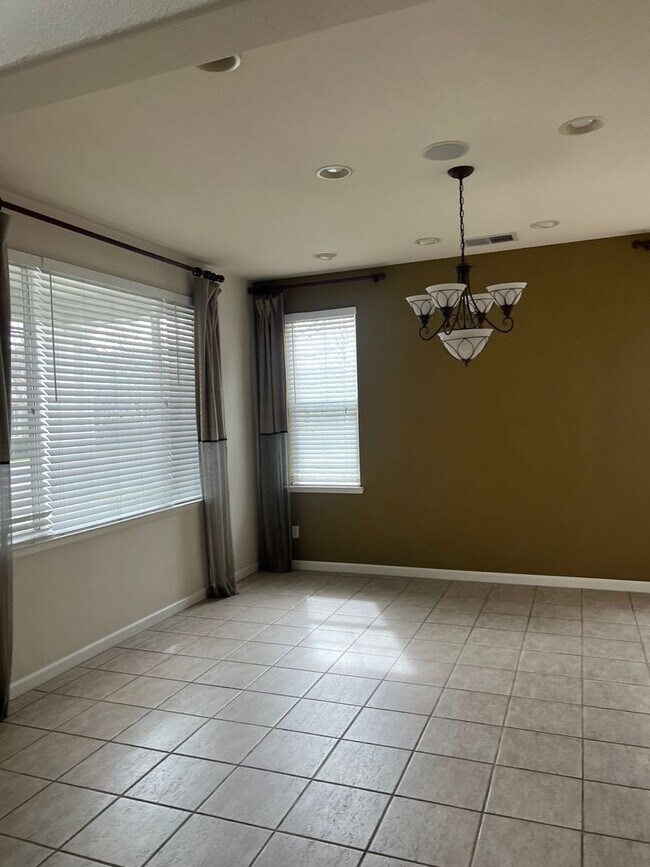Building Photo - Large 4 Bedroom House