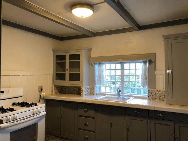 Building Photo - Historic 2-bedroom, 1.5 bath home in the h...