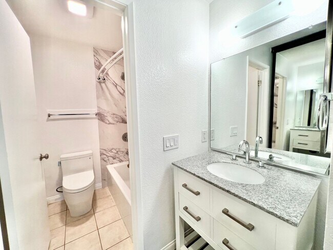 Building Photo - Stunning 2 bed/2 bath condo in the desirab...