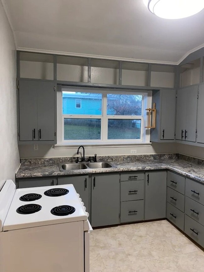 Building Photo - ~ RENT SPECIAL ~ HOLIDAY MERRINESS ~ 2 Bedroom, 1 bathroom West Side Apartment For Rent