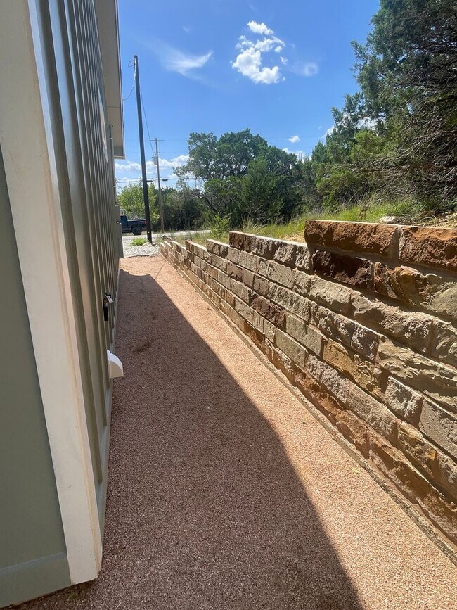 Building Photo - NEW ON MARKET