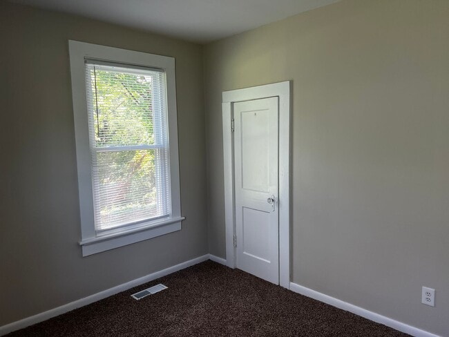 Building Photo - One Level House With Back Deck off Campbell Avenue