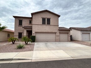 Building Photo - Large 3 Bed / 2 Bath Home with Sparkling P...