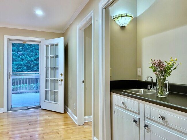 Building Photo - 811 Mitsy Ridge Dr