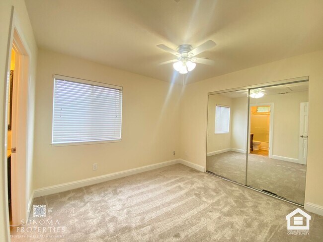 Building Photo - Lovely Updated 3BD/2.5BA Home Located In Fryer Creek!