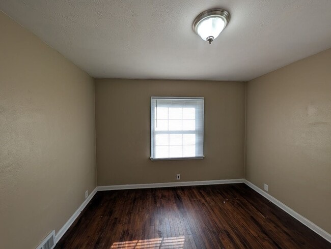 Building Photo - 3-Bedroom, 1-Bathroom Home – $1,250/Month | Accepting Section 8