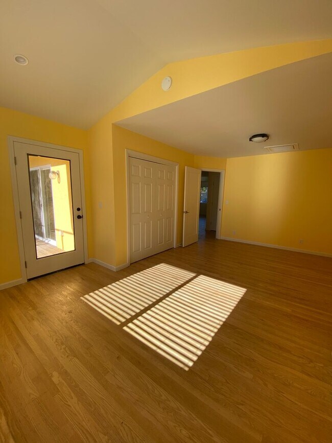 Building Photo - Bright & Cheery 2 Bedroom Home