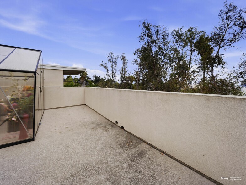 Building Photo - 2111 N Cahuenga Blvd