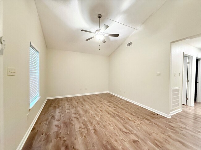 Building Photo - 140 Huisache St