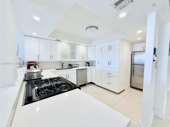 Building Photo - 3140 S Ocean Dr