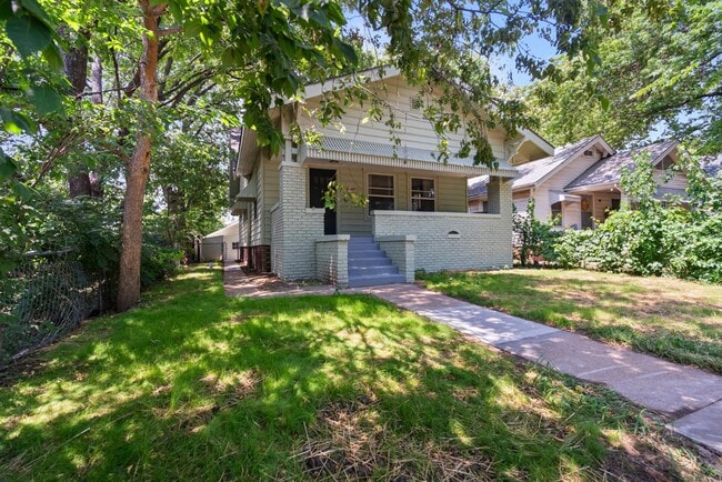 Building Photo - 631 SW Lindenwood Ave