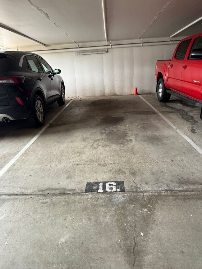 Building Photo - Conveniently Located One Bed/One Bath/One Parking at Piikoi Plaza