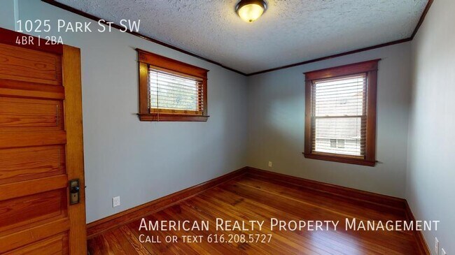 Building Photo - 1025 Park St SW