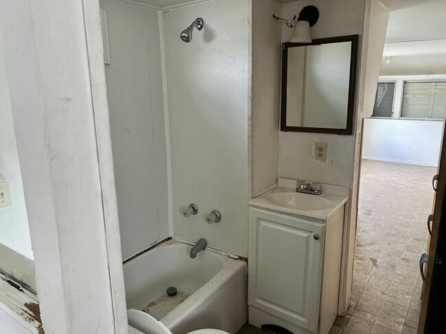 Building Photo - 147 Southland Ct